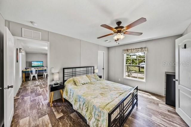 For Sale: $249,000 (2 beds, 2 baths, 990 Square Feet)