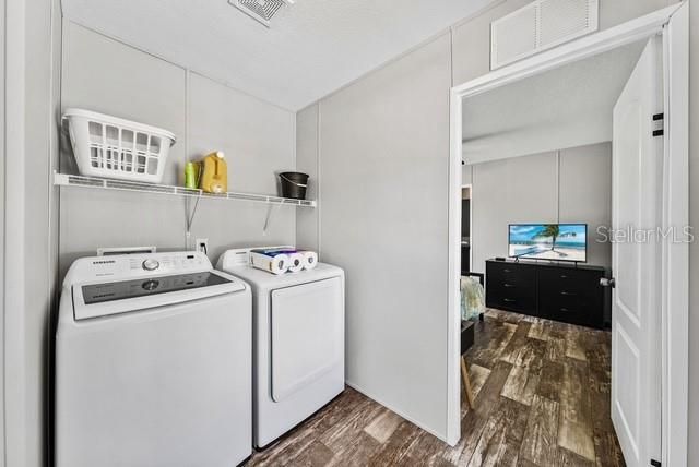 For Sale: $249,000 (2 beds, 2 baths, 990 Square Feet)