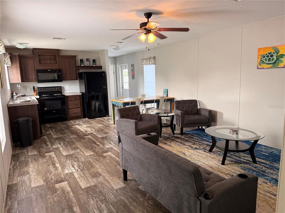 For Sale: $249,000 (2 beds, 2 baths, 990 Square Feet)