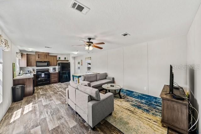 For Sale: $249,000 (2 beds, 2 baths, 990 Square Feet)