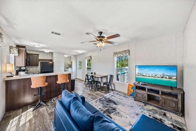 For Sale: $224,000 (2 beds, 2 baths, 728 Square Feet)