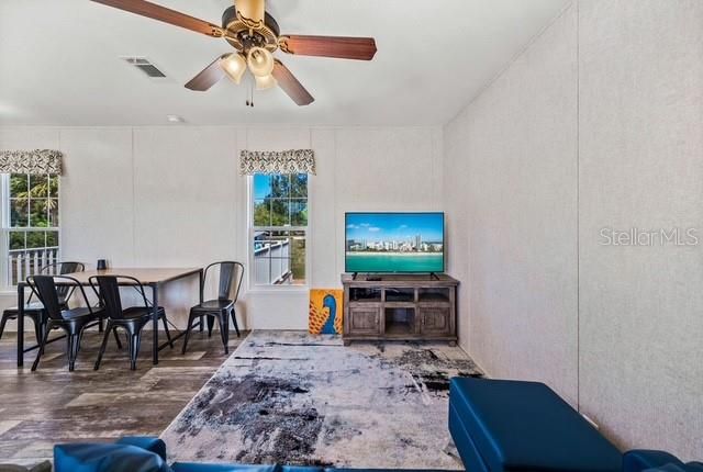 For Sale: $224,000 (2 beds, 2 baths, 728 Square Feet)