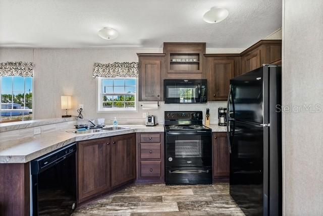 For Sale: $224,000 (2 beds, 2 baths, 728 Square Feet)