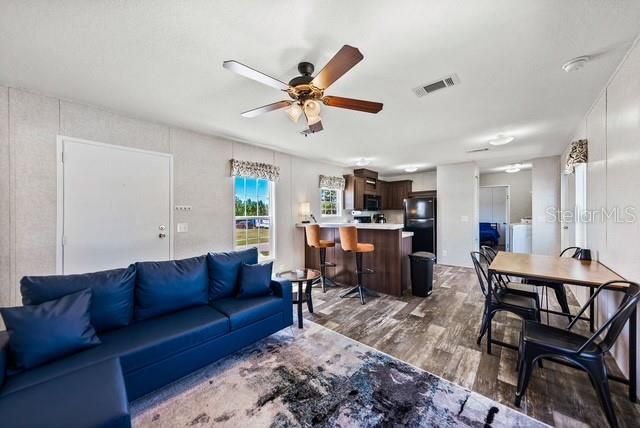 For Sale: $224,000 (2 beds, 2 baths, 728 Square Feet)