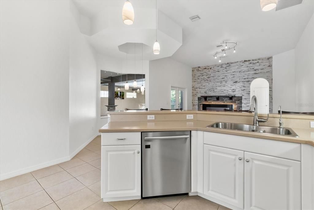 For Sale: $650,000 (4 beds, 3 baths, 2890 Square Feet)