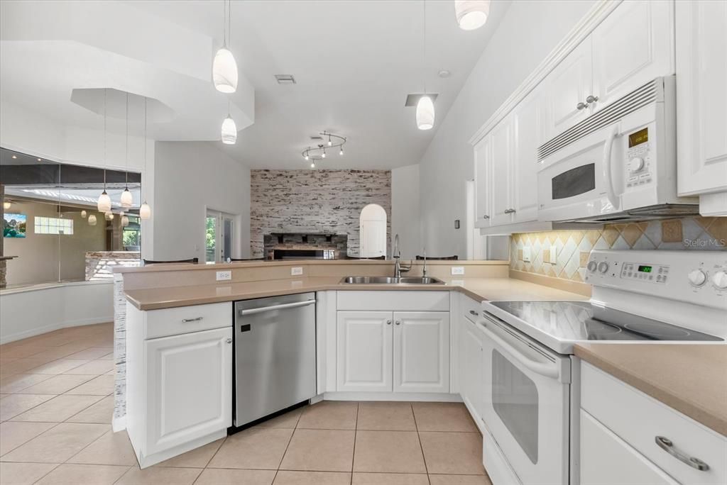 For Sale: $650,000 (4 beds, 3 baths, 2890 Square Feet)