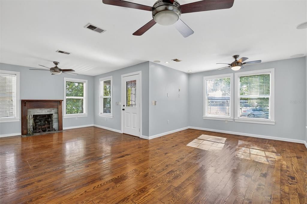 Active With Contract: $295,000 (3 beds, 2 baths, 1392 Square Feet)