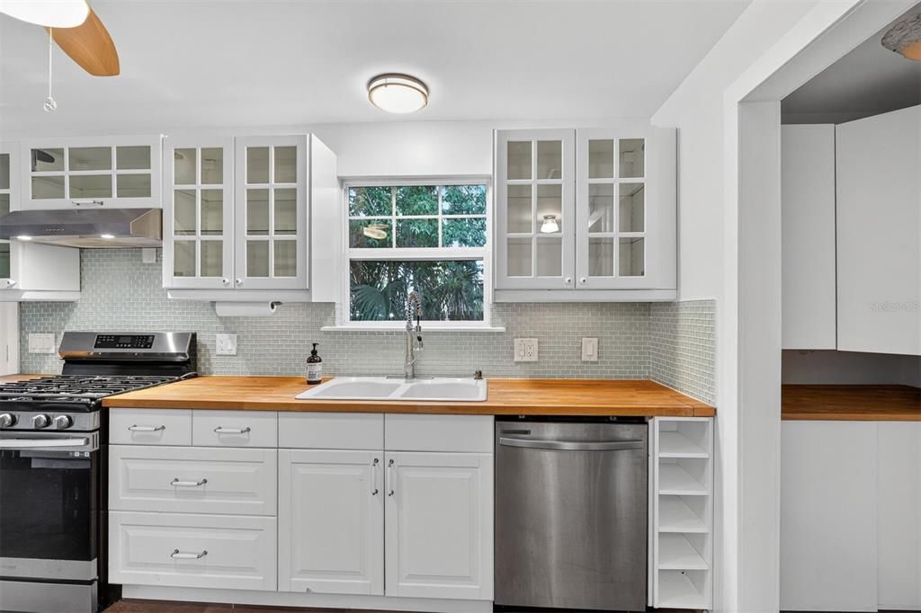 Active With Contract: $295,000 (3 beds, 2 baths, 1392 Square Feet)