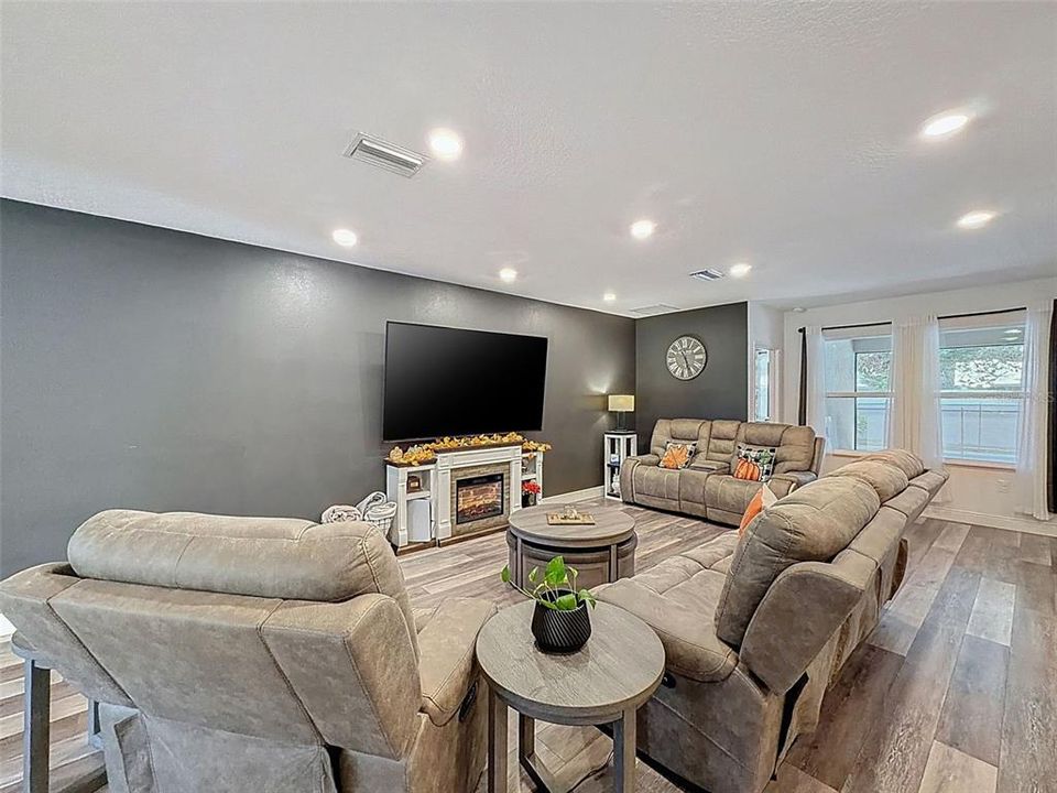 Active With Contract: $478,000 (4 beds, 3 baths, 2428 Square Feet)