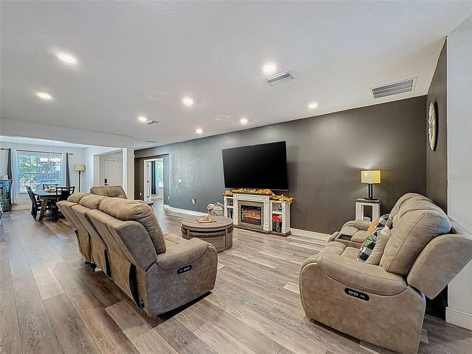 Active With Contract: $478,000 (4 beds, 3 baths, 2428 Square Feet)