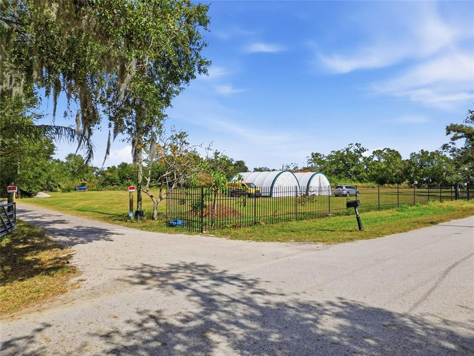 待售: $420,000 (5.28 acres)