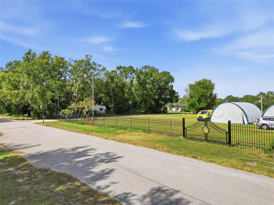 待售: $420,000 (5.28 acres)