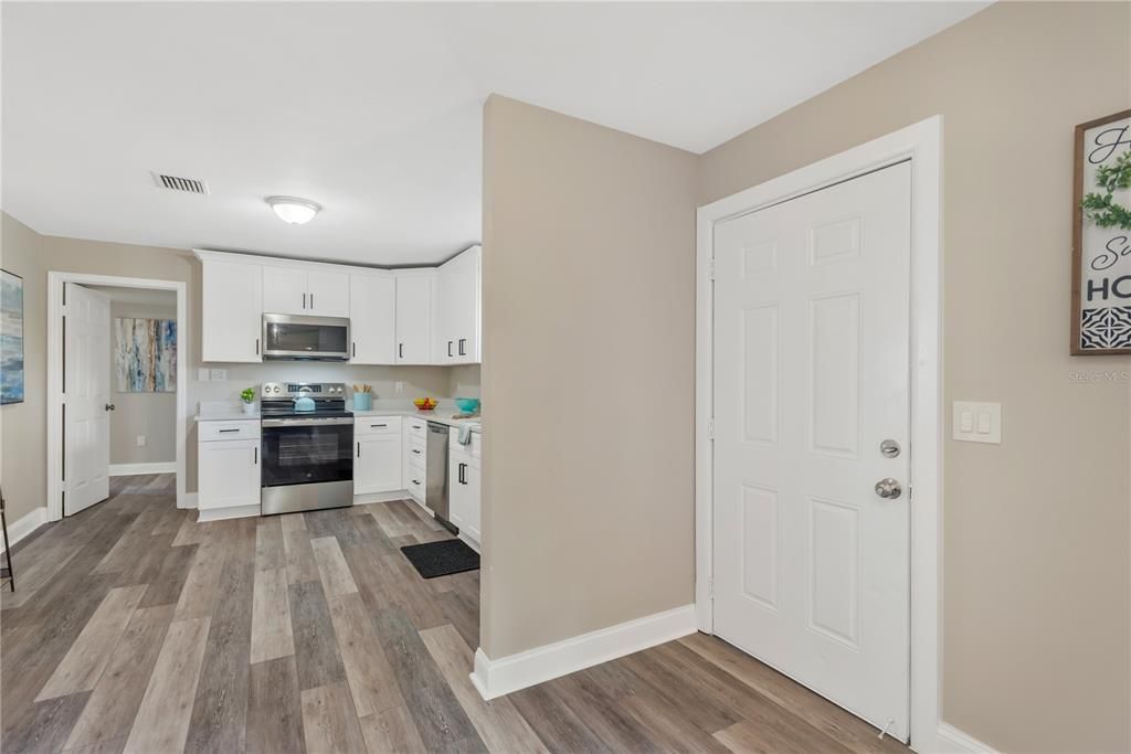 待售: $249,900 (3 贝兹, 1 浴室, 904 平方英尺)