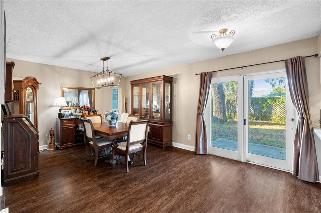 合同活跃: $425,000 (3 贝兹, 2 浴室, 1540 平方英尺)