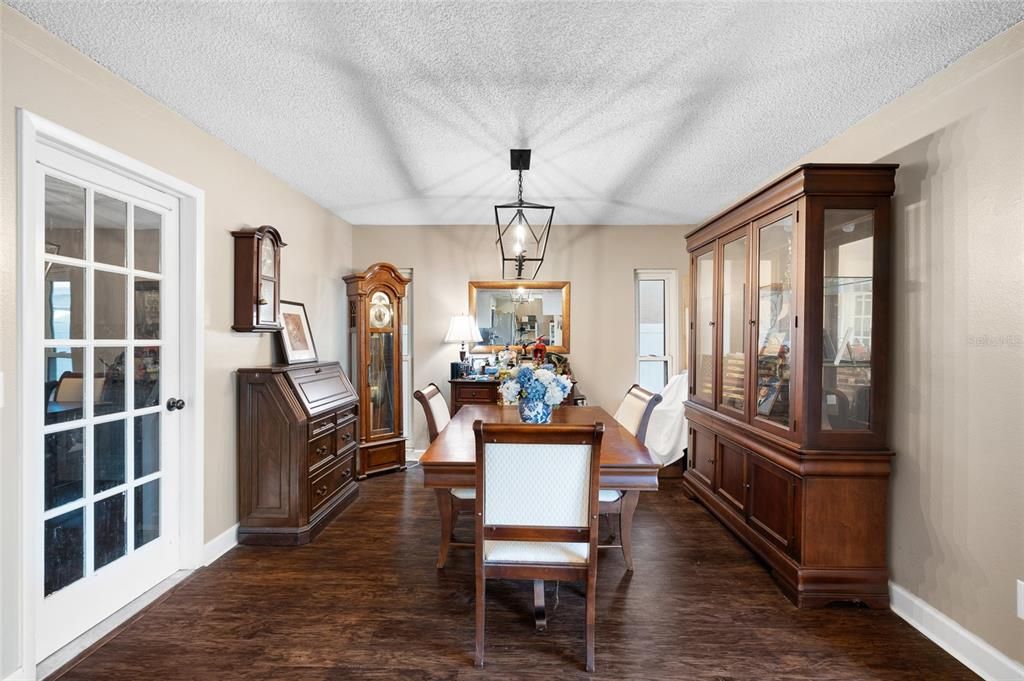 合同活跃: $425,000 (3 贝兹, 2 浴室, 1540 平方英尺)