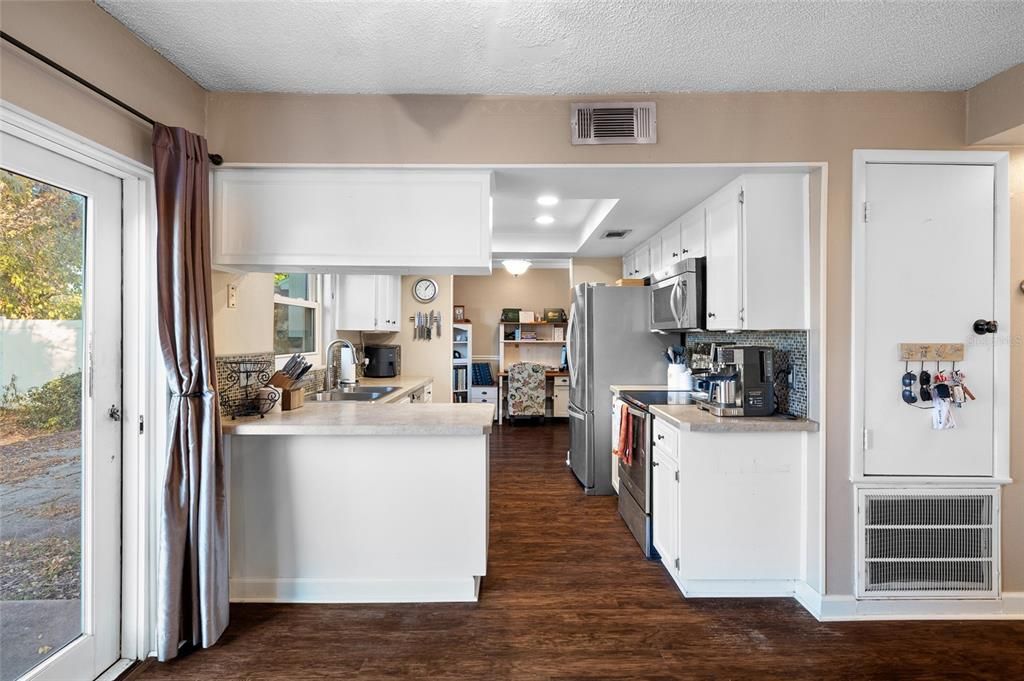 合同活跃: $425,000 (3 贝兹, 2 浴室, 1540 平方英尺)