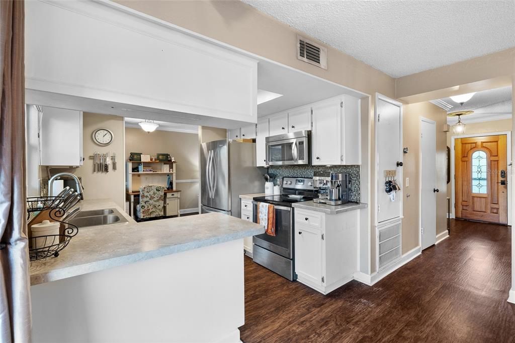 合同活跃: $425,000 (3 贝兹, 2 浴室, 1540 平方英尺)