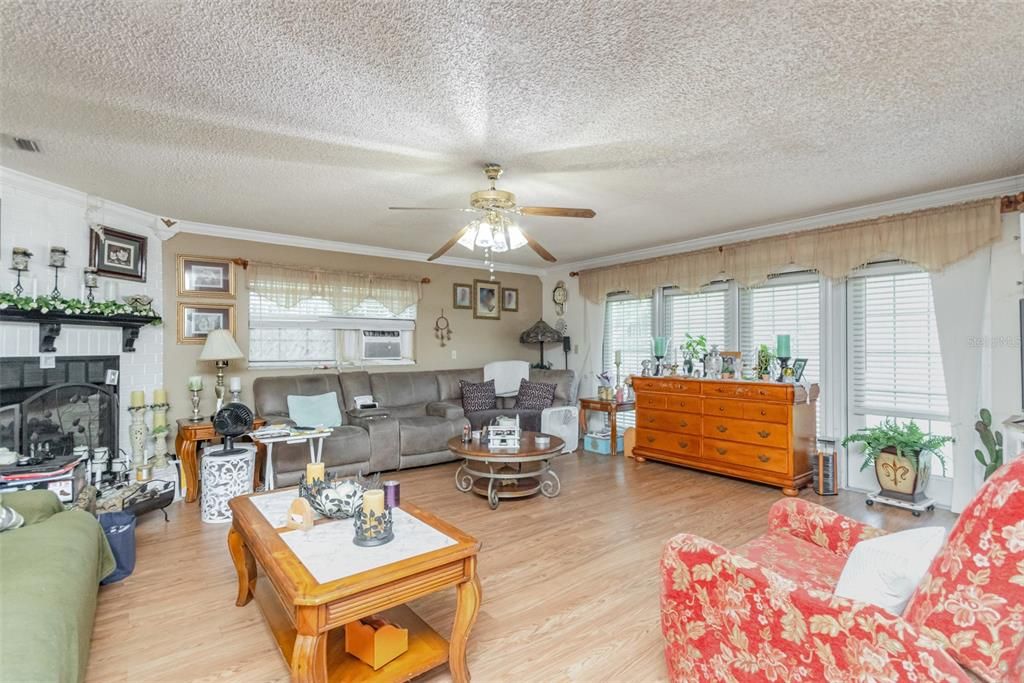 En Venta: $700,000 (3 camas, 2 baños, 2262 Pies cuadrados)