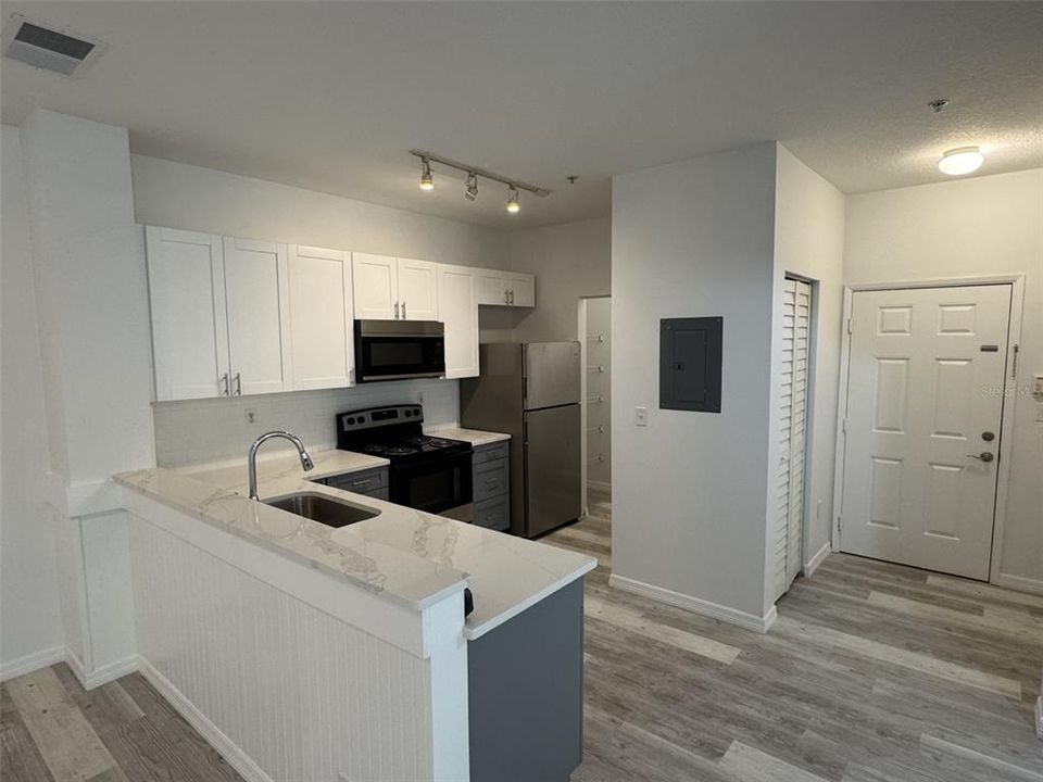 For Sale: $189,000 (1 beds, 1 baths, 832 Square Feet)