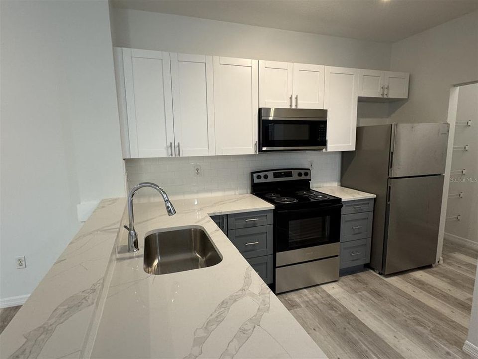 For Sale: $189,000 (1 beds, 1 baths, 832 Square Feet)