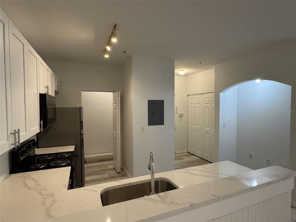 For Sale: $189,000 (1 beds, 1 baths, 832 Square Feet)