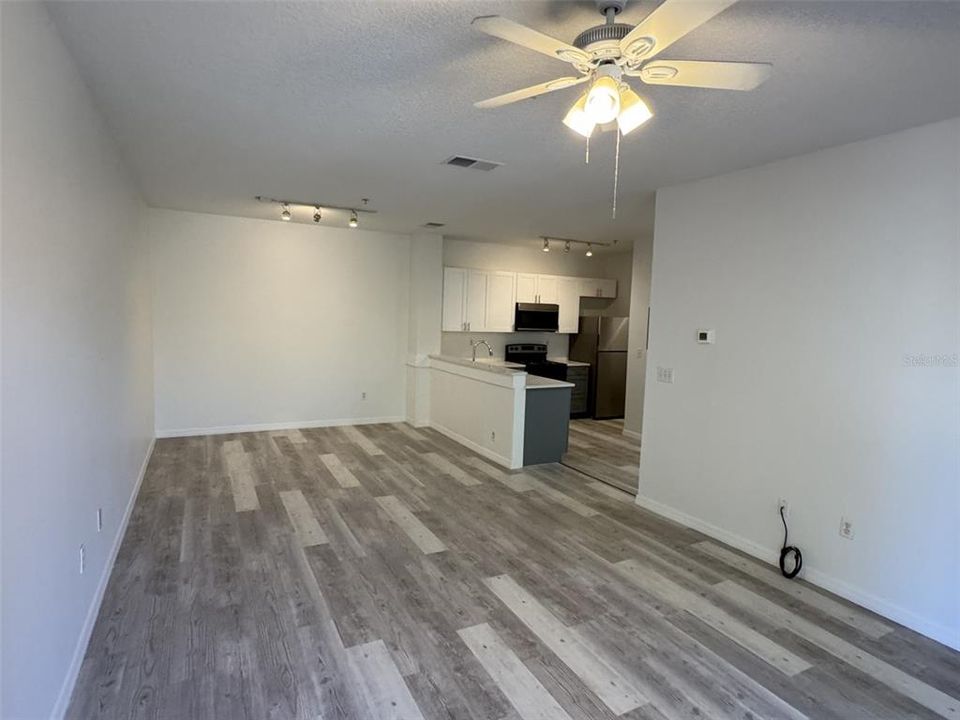For Sale: $189,000 (1 beds, 1 baths, 832 Square Feet)
