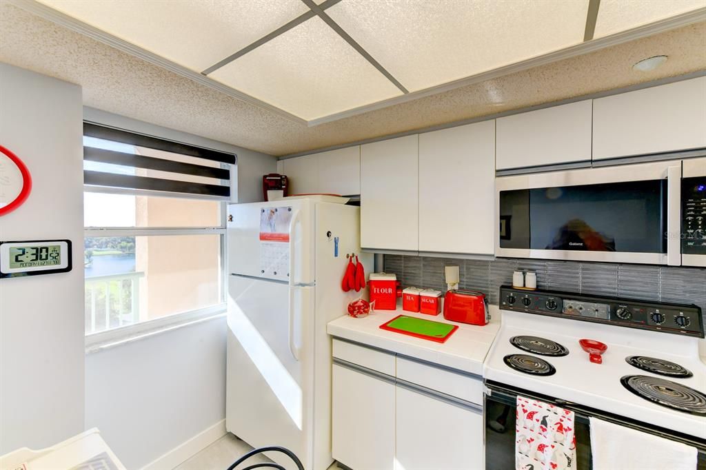 For Sale: $177,000 (1 beds, 1 baths, 728 Square Feet)