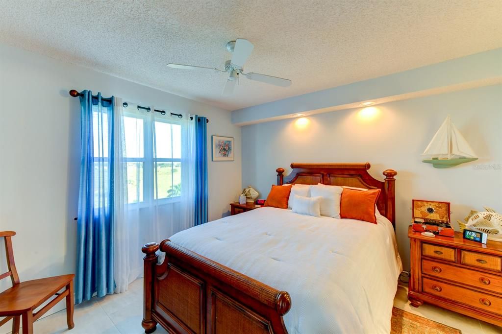 For Sale: $177,000 (1 beds, 1 baths, 728 Square Feet)