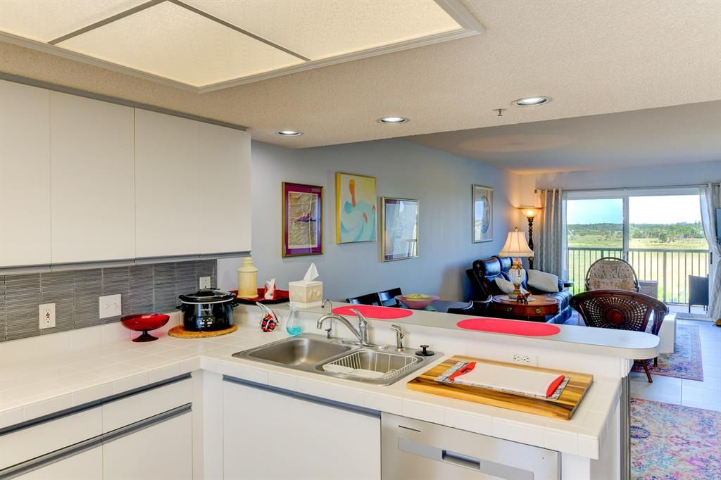 For Sale: $177,000 (1 beds, 1 baths, 728 Square Feet)