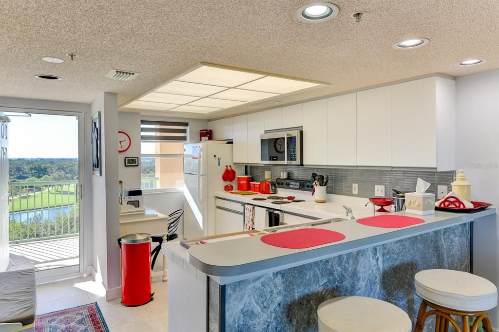 For Sale: $177,000 (1 beds, 1 baths, 728 Square Feet)