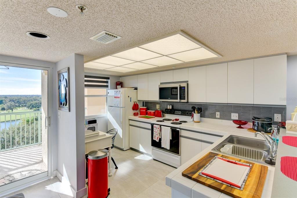 For Sale: $177,000 (1 beds, 1 baths, 728 Square Feet)