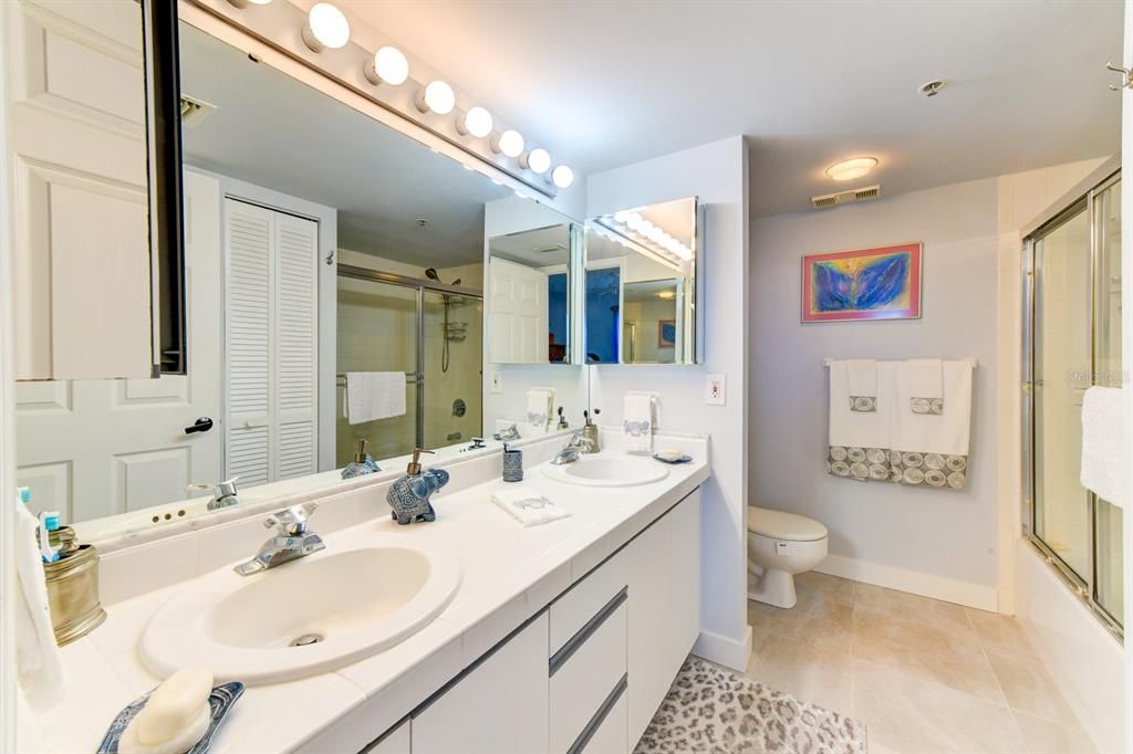 For Sale: $177,000 (1 beds, 1 baths, 728 Square Feet)