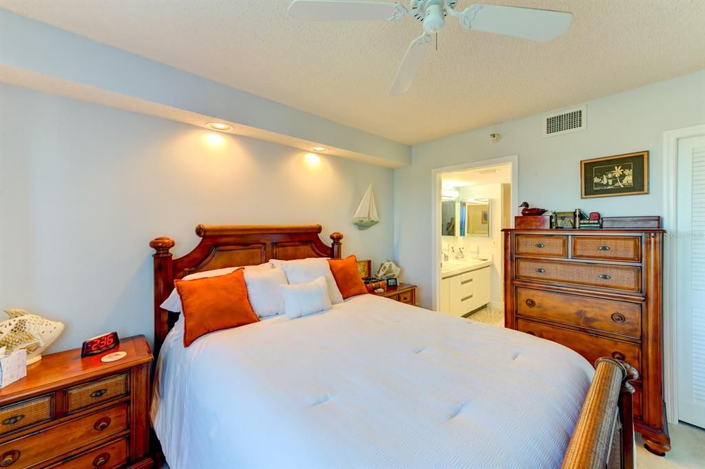 For Sale: $177,000 (1 beds, 1 baths, 728 Square Feet)