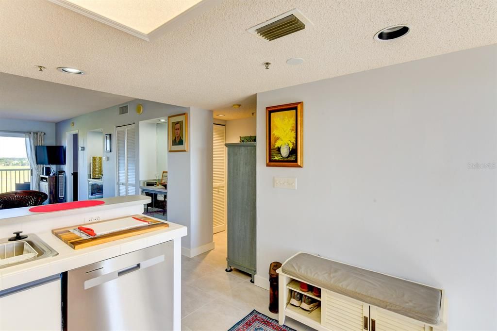 For Sale: $177,000 (1 beds, 1 baths, 728 Square Feet)