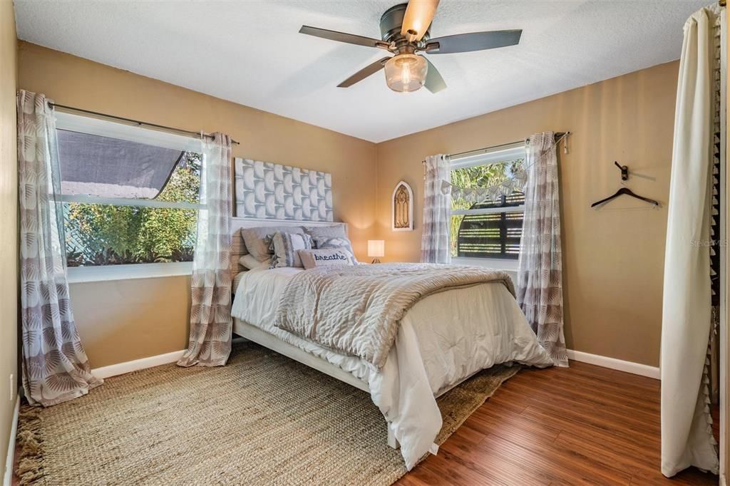 En Venta: $999,000 (5 camas, 2 baños, 2609 Pies cuadrados)