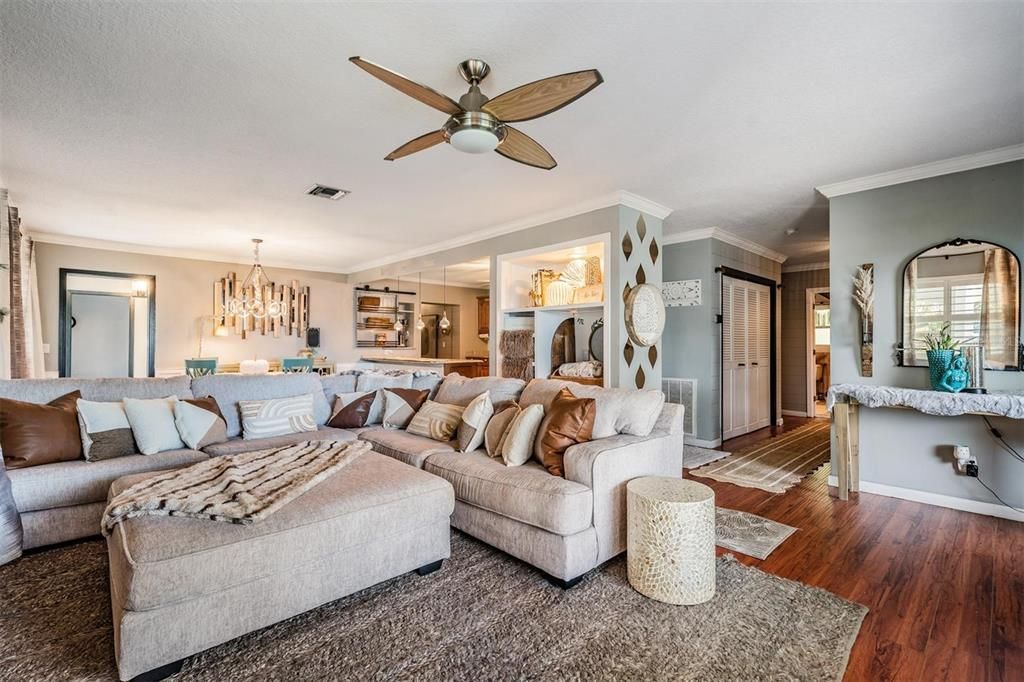 En Venta: $999,000 (5 camas, 2 baños, 2609 Pies cuadrados)