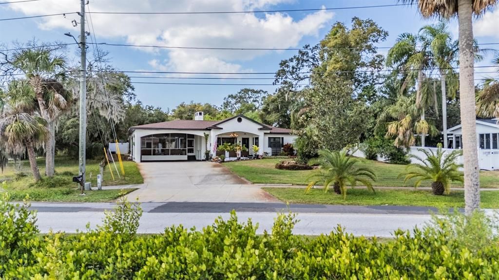 Activo con contrato: $700,000 (5 camas, 2 baños, 2609 Pies cuadrados)