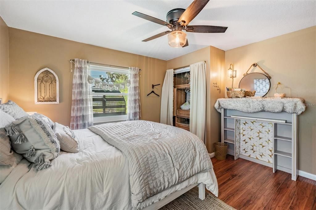 En Venta: $999,000 (5 camas, 2 baños, 2609 Pies cuadrados)