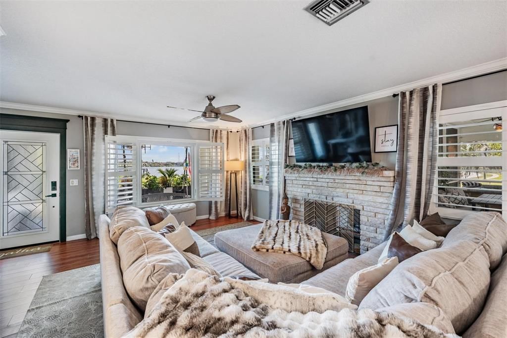 En Venta: $999,000 (5 camas, 2 baños, 2609 Pies cuadrados)