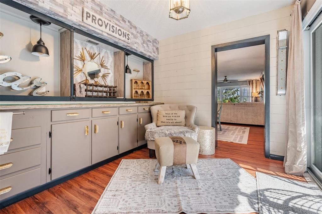 En Venta: $999,000 (5 camas, 2 baños, 2609 Pies cuadrados)