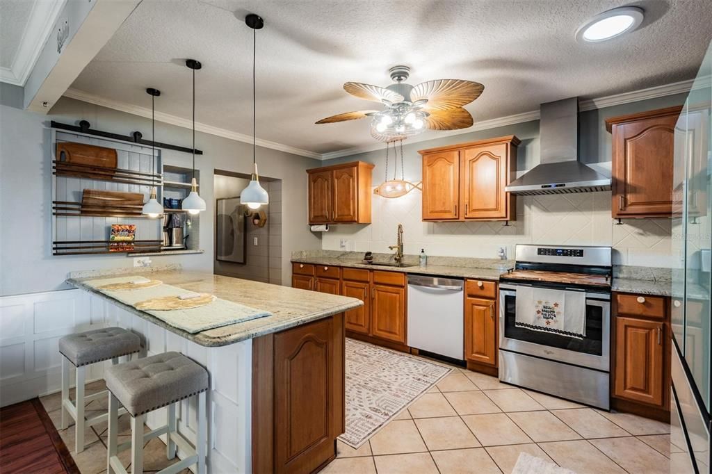 En Venta: $999,000 (5 camas, 2 baños, 2609 Pies cuadrados)