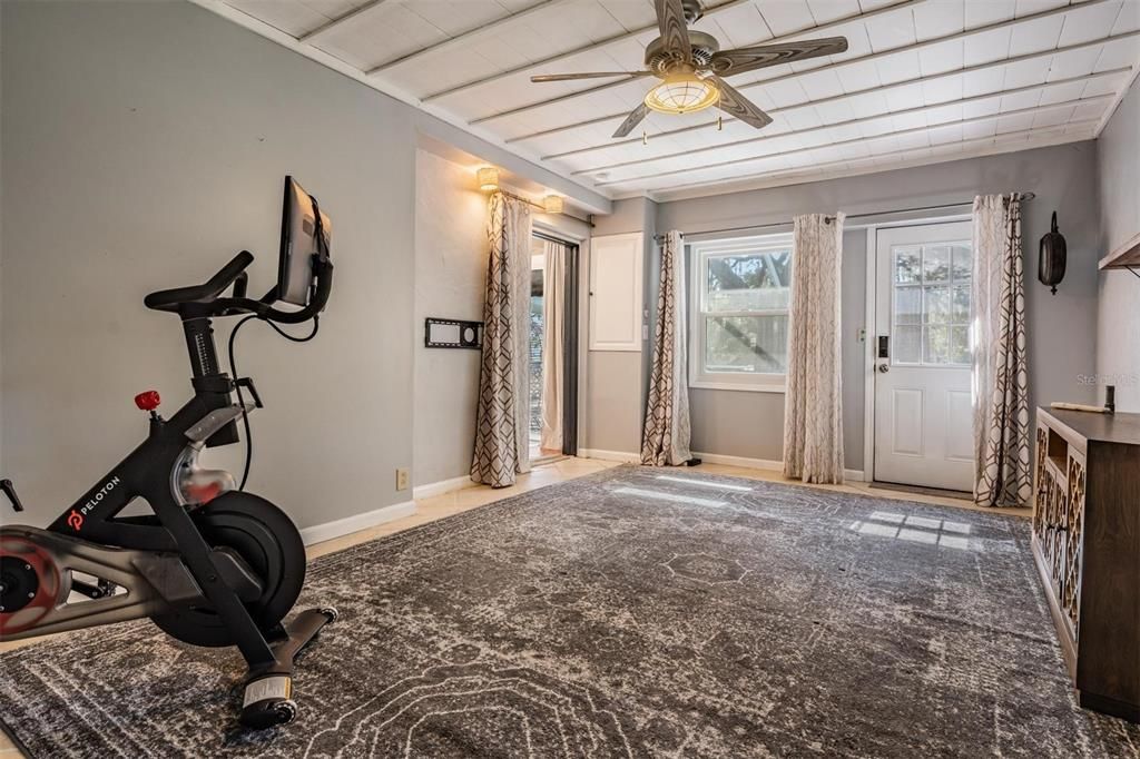 En Venta: $999,000 (5 camas, 2 baños, 2609 Pies cuadrados)