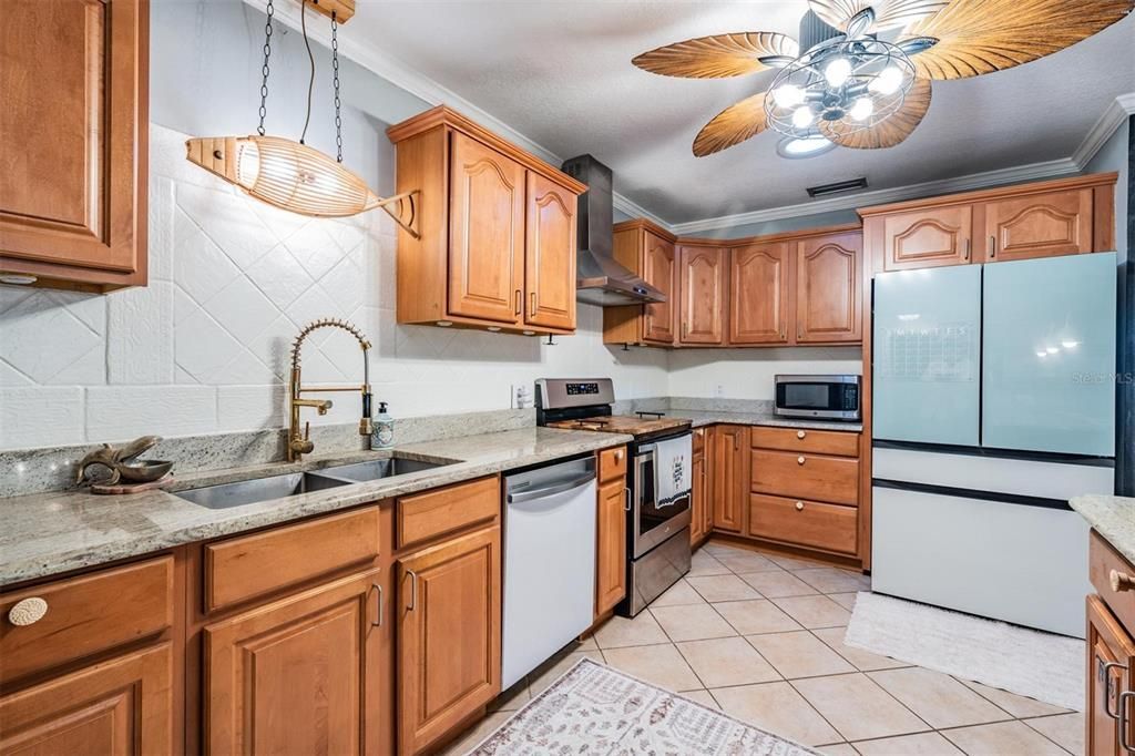 En Venta: $999,000 (5 camas, 2 baños, 2609 Pies cuadrados)