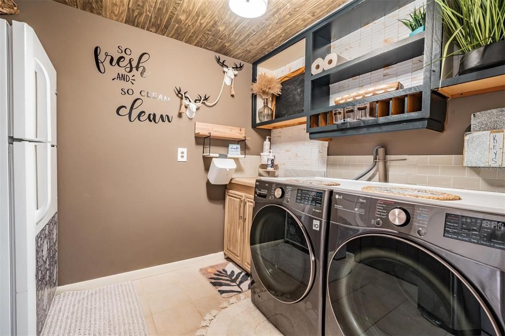 En Venta: $999,000 (5 camas, 2 baños, 2609 Pies cuadrados)