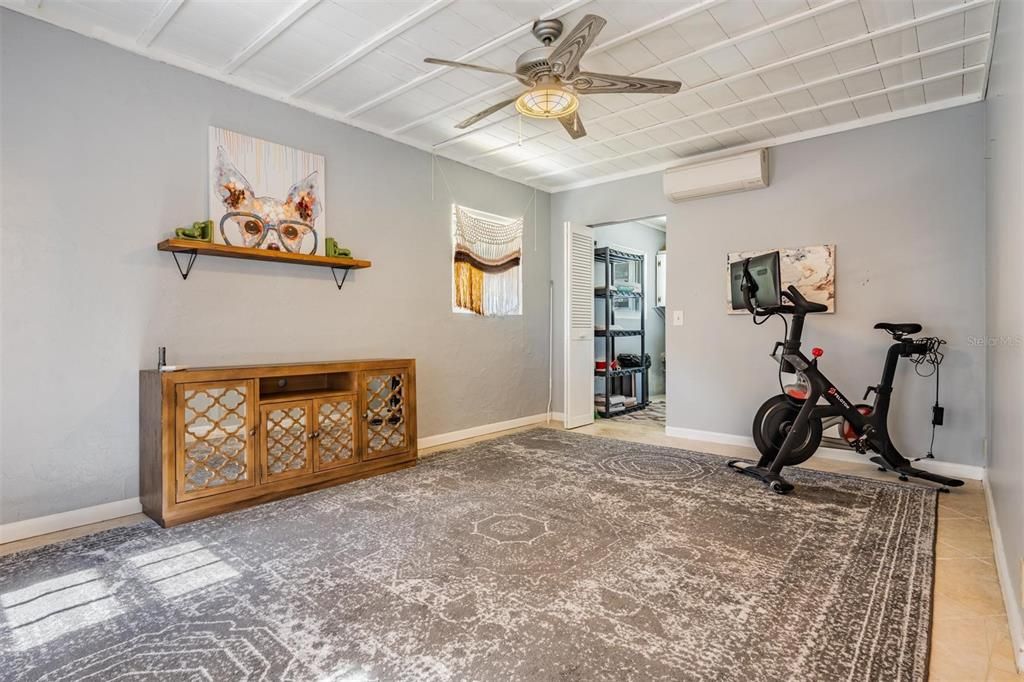 En Venta: $999,000 (5 camas, 2 baños, 2609 Pies cuadrados)