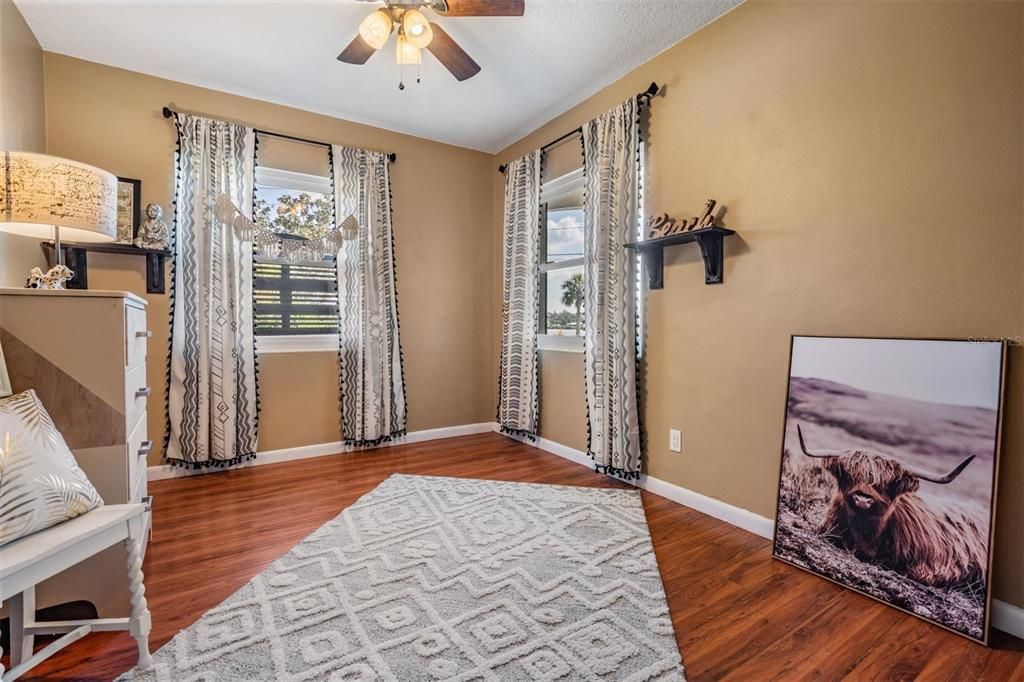 En Venta: $999,000 (5 camas, 2 baños, 2609 Pies cuadrados)