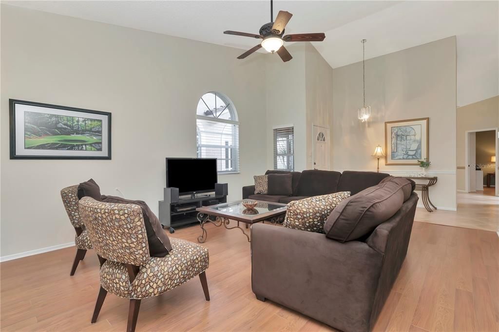 待售: $410,000 (2 贝兹, 2 浴室, 1659 平方英尺)