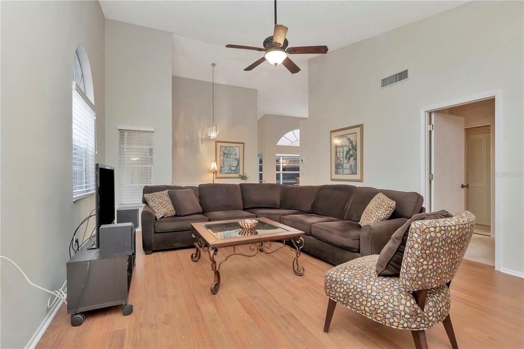 待售: $410,000 (2 贝兹, 2 浴室, 1659 平方英尺)