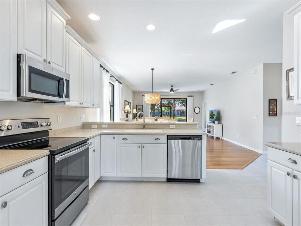 待售: $429,900 (2 贝兹, 2 浴室, 1722 平方英尺)