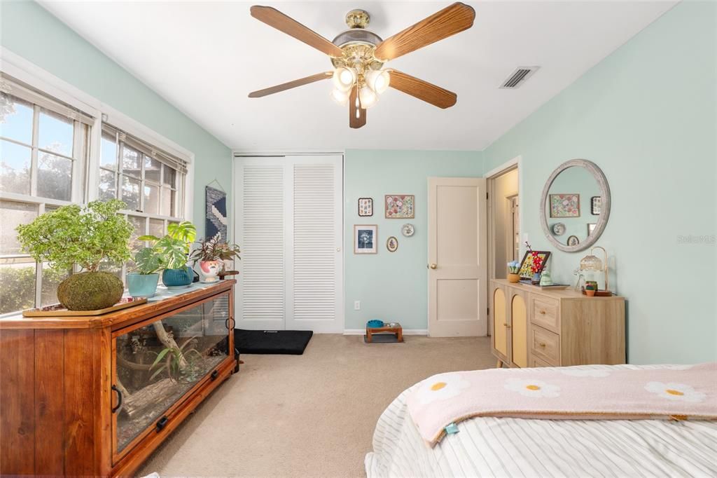 Activo con contrato: $359,900 (3 camas, 2 baños, 1421 Pies cuadrados)